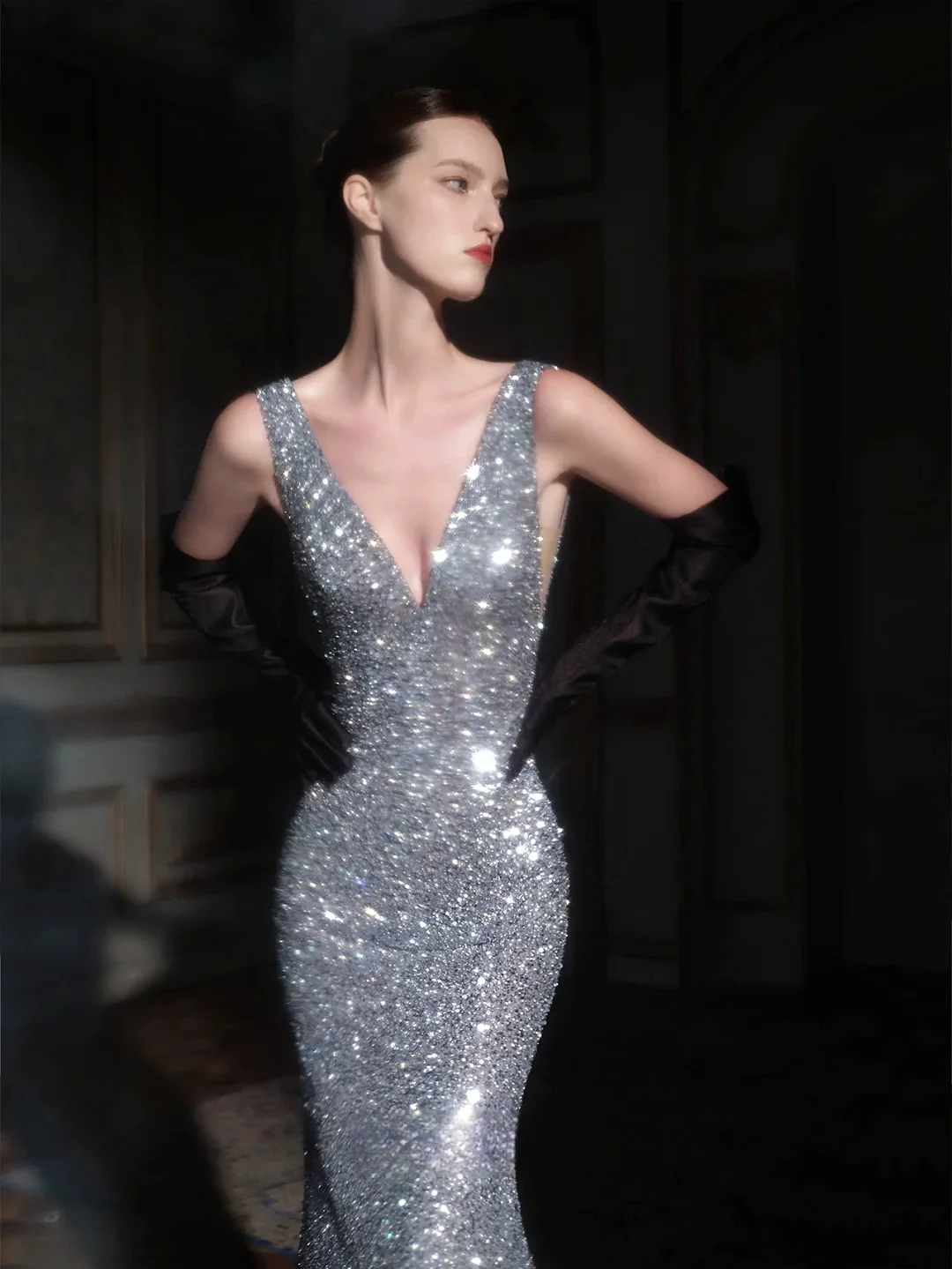 

Argent Shiny Evening Dress V-neck Wide Shoulder Straps Chic Crystal Sequin Backless Sexy Woman Formal Celebrity Gown with Sleeve