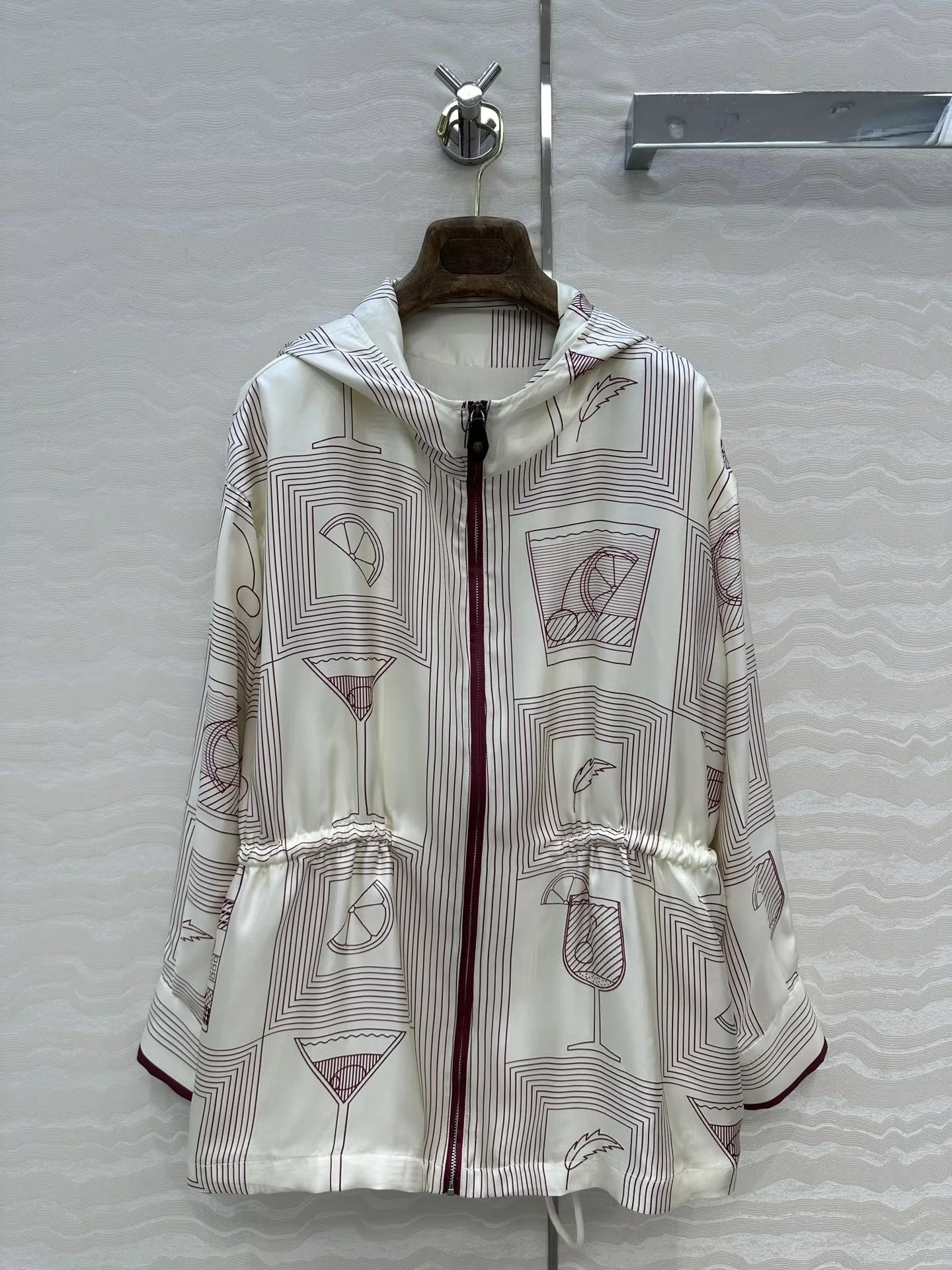 

Designer Brand Spring Autumn Hooded Silk Twill Zippers Printing Pockets Mid-length Coat Classical Casual Loose Female Clothes