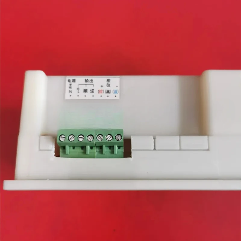 

Printing and slotting machine phase controller for cardboard mechanical parts