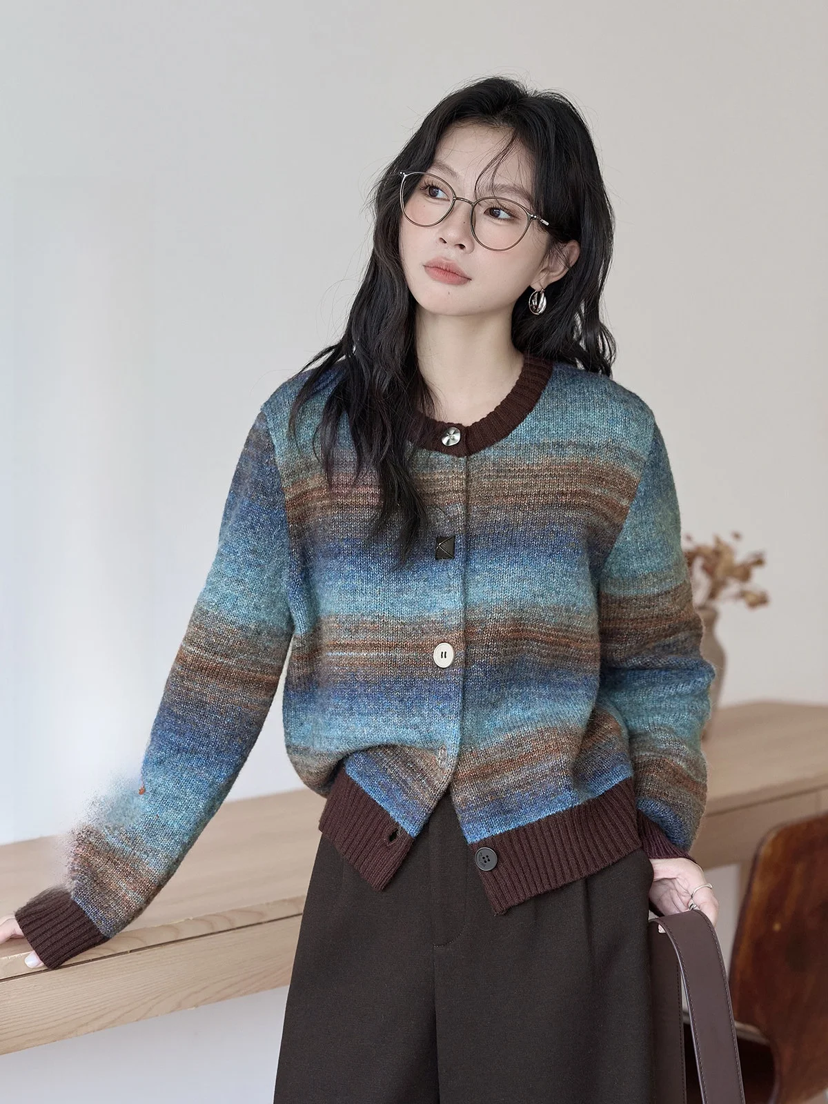 

Вязаный кардиган HuiXi в винтажном стиле с цветными блоками для женщин, осенне-зимняя новинка, универсальный дизайн, открытый фасон, индивидуальный стиль