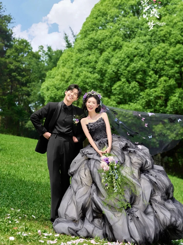 

Черное свадебное платье без бретелек с цветочным узором и пышной юбкой для фотосессий в студии, на природе, на лужайке, в лесу, с накидкой-шалью