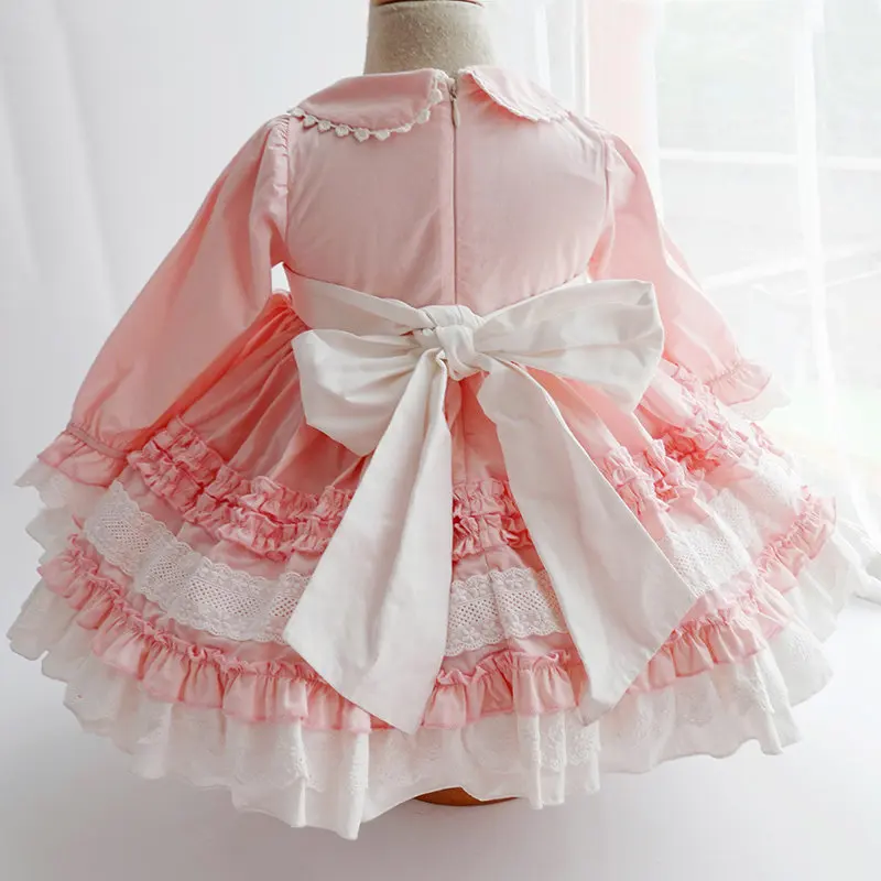 Rosa Peter-Pan-Kragen Langarm-Kinder-Lolita-Kleid mit Spitzenschürze, Stickerei, Rüschenrock und großer Schleife, Süßes Prinzessinnen-Outfit für Kinder – Detail 6