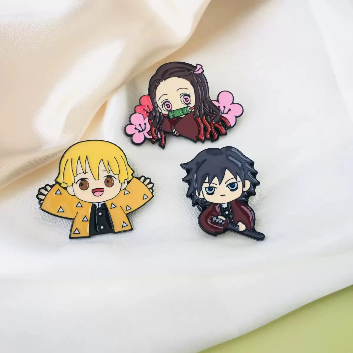 5 ชิ้น Demon Slayer อะนิเมะคอสเพลย์เข็มกลัดการ์ตูน Pins สําหรับเสื้อผ้ากระเป๋าเป้สะพายหลัง Lapel คอสเพลย์อุปกรณ์เสริมคริสต์มาส...