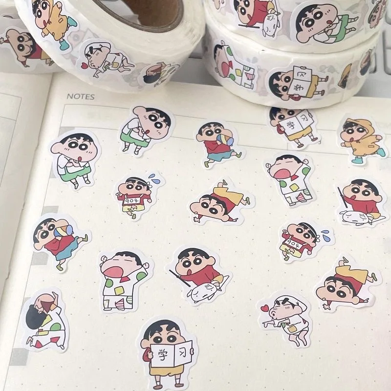 การ์ตูนน่ารัก Crayon Shin-Chan ม้วนสติกเกอร์ถ้วยน้ําโน้ตบุ๊คกีตาร์โทรศัพท์มือถือ SHELL กระเป๋าเดินทางตกแต่งสติกเกอร์ขายส่ง