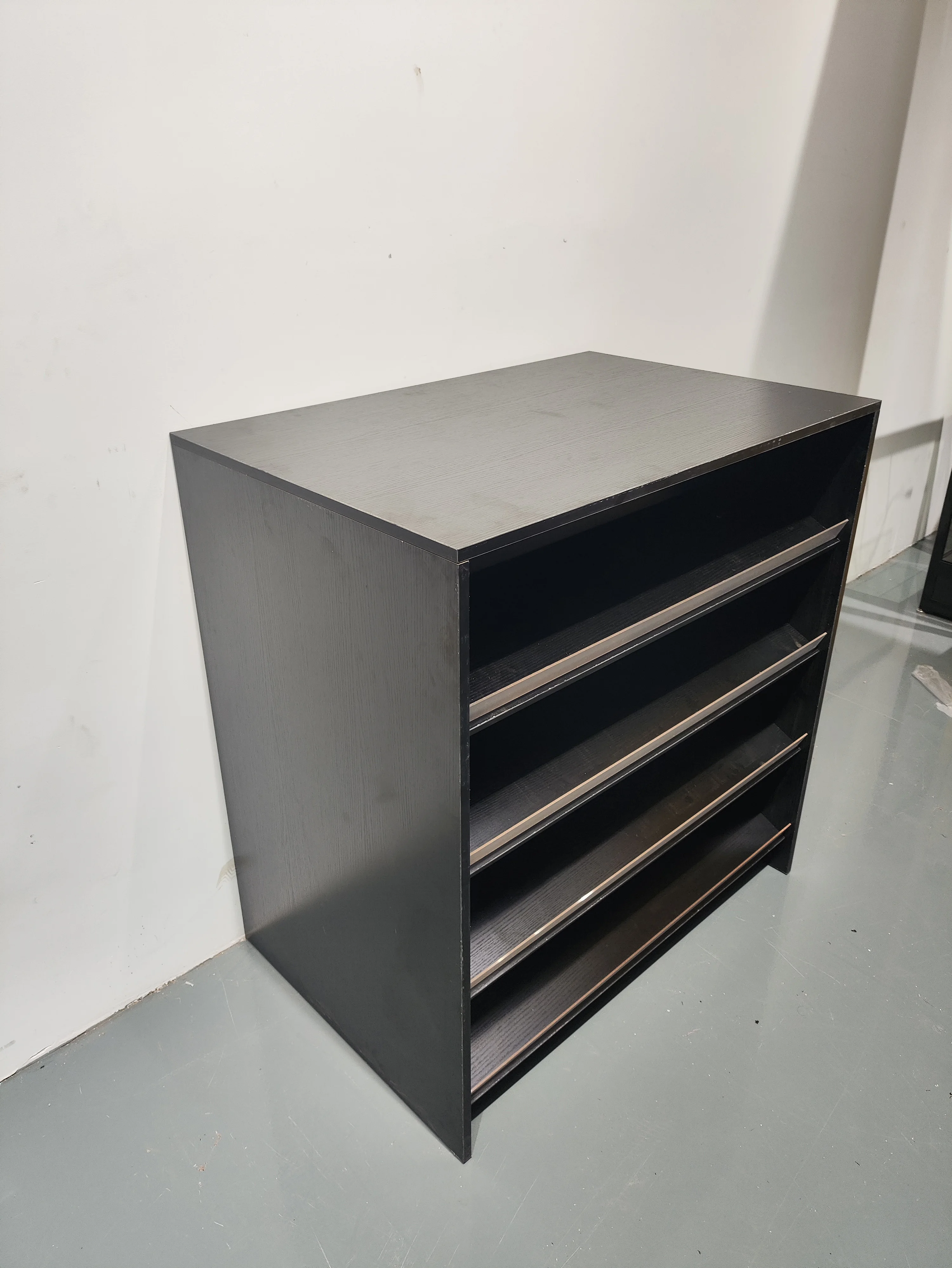 Meja Kasir Custom dengan 4 Rak Melamin Hitam Bingkai Kasir Rak Display Toko Retail