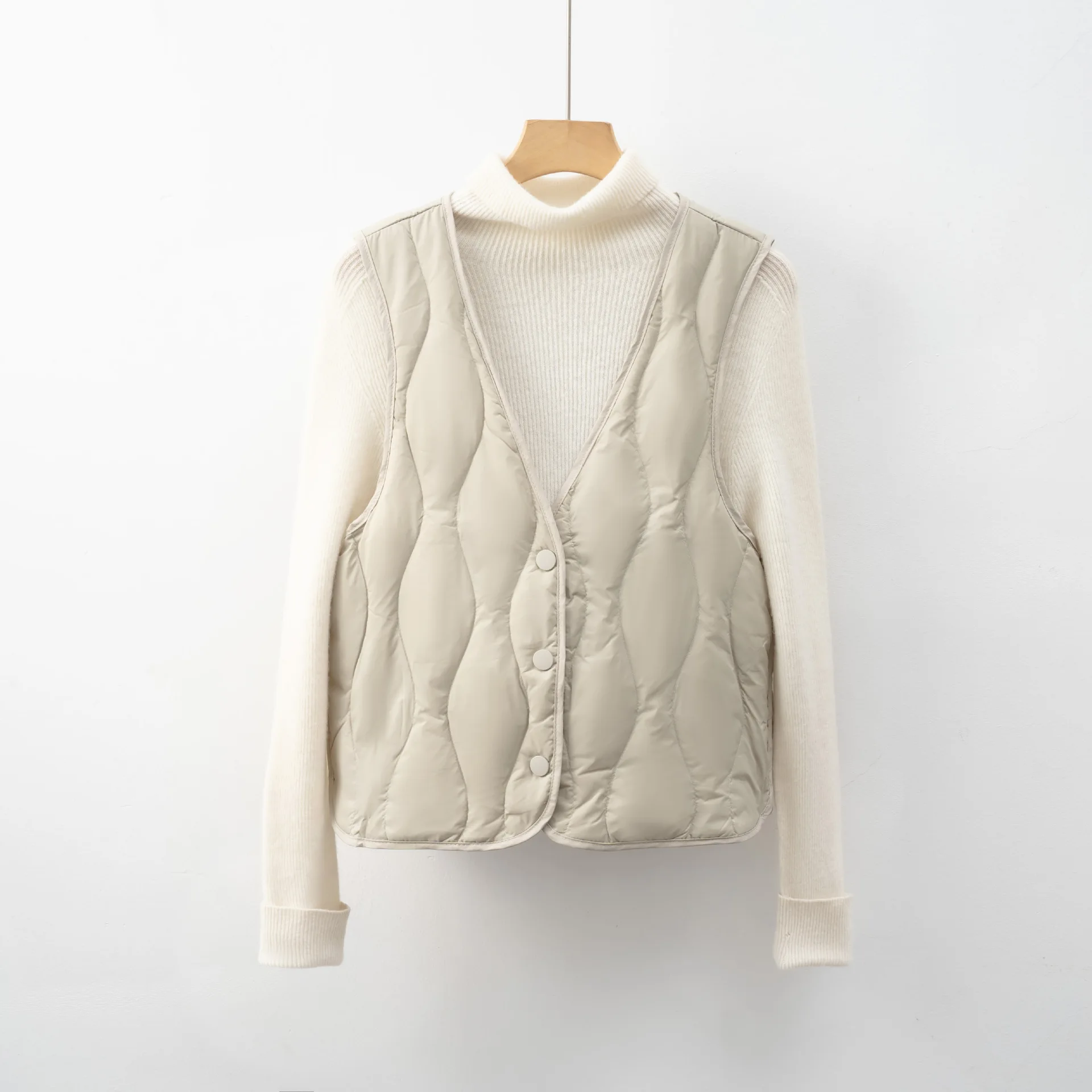 سترة على شكل حرف V مع تعبئة معيار جديد بنسبة 90%. طبقة خفيفة الوزن للغاية ومتعددة الاستخدامات للدفء الأنيق وغير جهد. #4