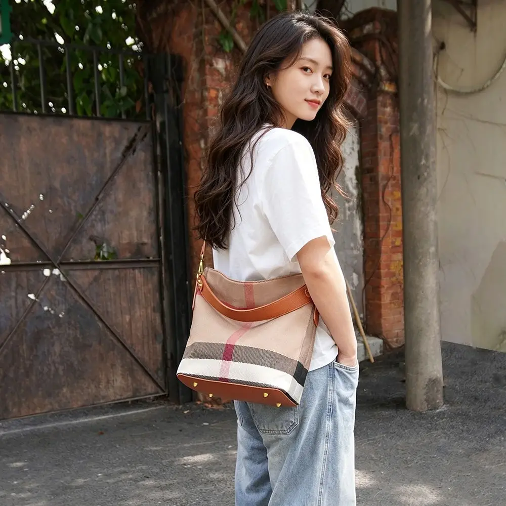 2026 New Arrival Large-capacity Lightweight Plaid Woven Shoulder & Crossbody Bag Stylish All-match Commuter Women's Bucket Bag