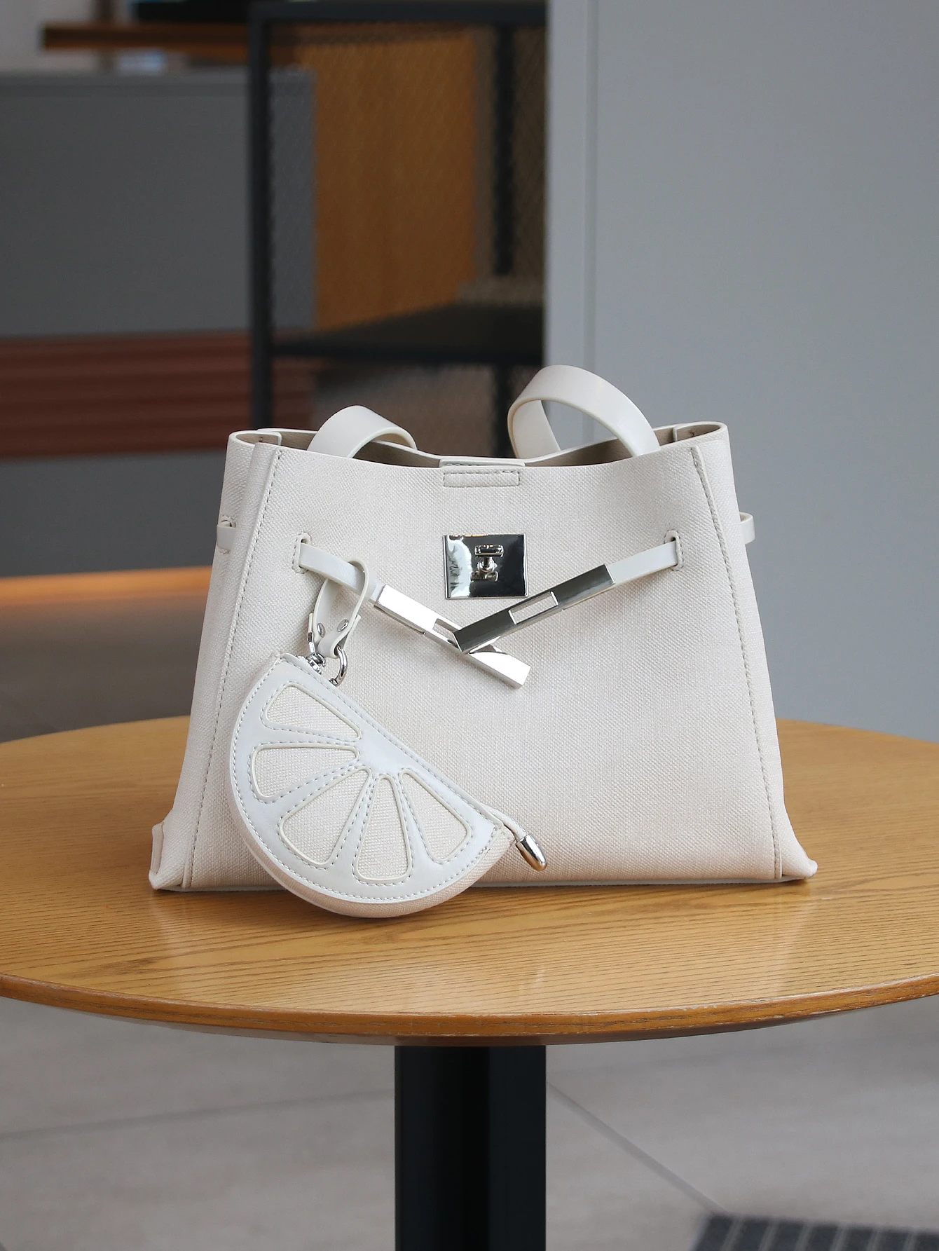 

New high-grade sense niche minimalist wind large-capacity bucket tote bag 2026 fashion ladies shoulder underarm bag contrast col