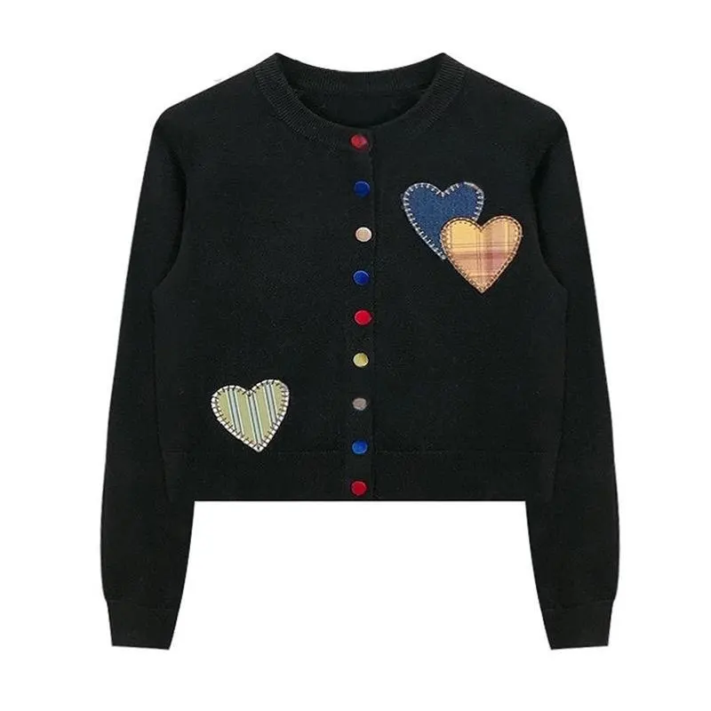

Женский вязаный кардиган с вышивкой в виде сердца
