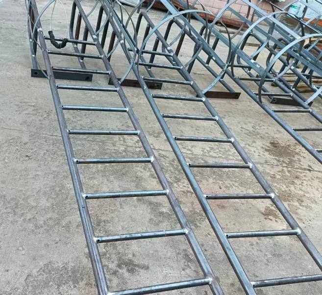 บันไดหนีภัยฉุกเฉินแบบเคลือบผงเหล็กชุบสังกะสีสำหรับภายนอกอาคาร ป้องกันสนิม