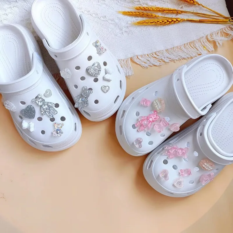 รองเท้า Charm สําหรับ Crocs DIY Glitter Love Bear ความแปลกใหม่น่ารักรองเท้าอุปกรณ์ตกแต่ง Charms สําหรับ Clogs Bogg กระเป๋าสไลด์รองเท้าแตะ