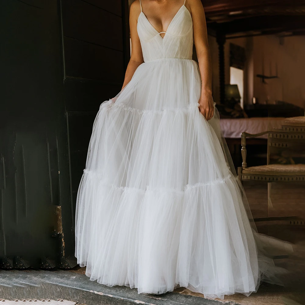 السباغيتي الأشرطة المتدرج مطوي تول مفتوح الظهر ثوب زفاف مخصص المنخفضة قطع الخامس الرقبة شبكة فرشاة قطار ريفي فستان الزفاف