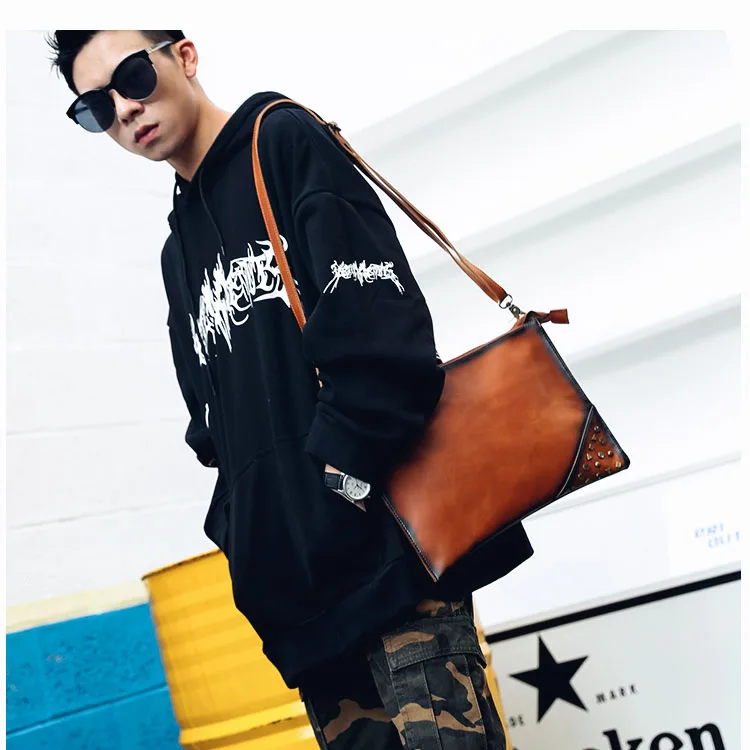 HOT Crazy Horse Leather Envelope Handbag Men Rivets Clutch Bag Male Shoulder Crossbody Bag Party Street Cool Boys Clutchs Purse