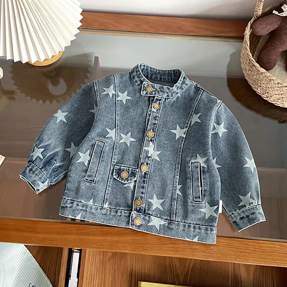 

Детская джинсовая куртка для малышей, весенняя, модная, с принтом звезд, воротником-стойкой, на одной пуговице, для мальчиков, повседневная, верхняя одежда для детей