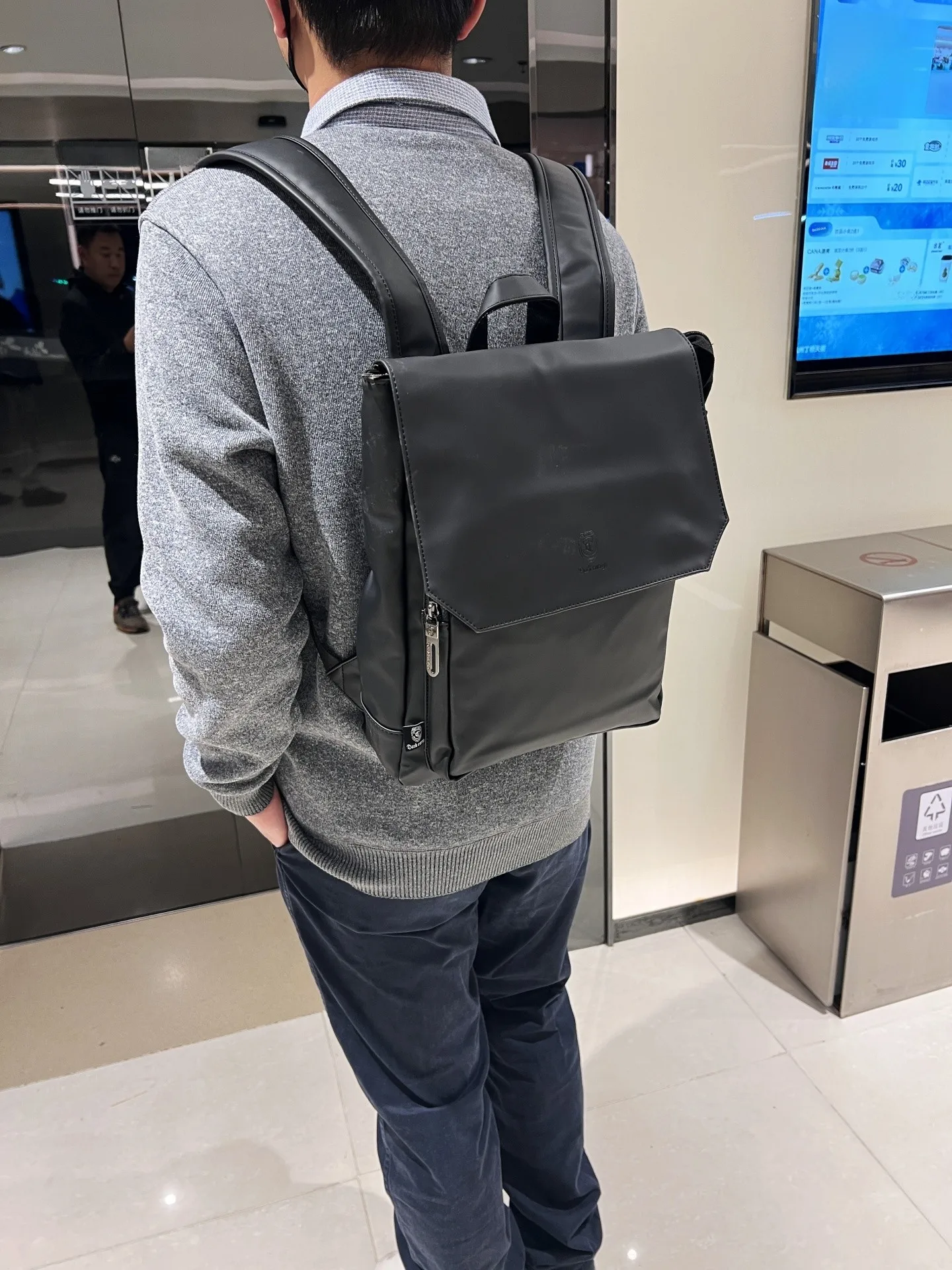 

Three-Box Men's Soft Leather Backpack Commuter Travel Bag Vintage School Bag Double Shoulder Strap 14 Inch Laptop Capacity