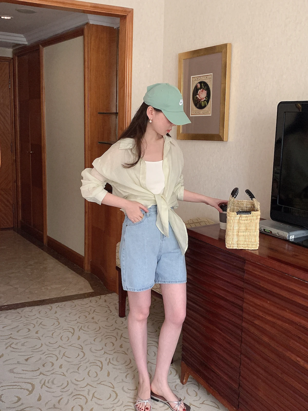 

Летние джинсовые шорты с высокой талией, свободного кроя, мягкие, приятные к телу, светло-голубые, повседневные, универсальные, женские, премиум-качества.