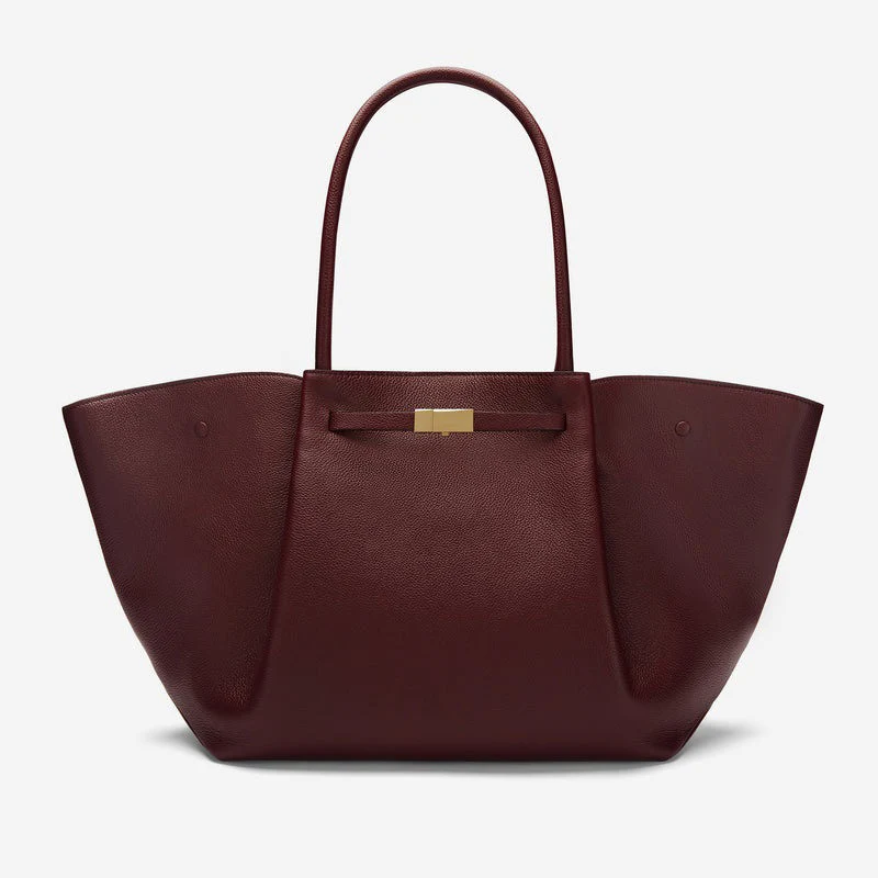 

For the autumn and winter of 2025, there are genuine leather women's hand-held New York bags, velvet single-shoulder wing bags,