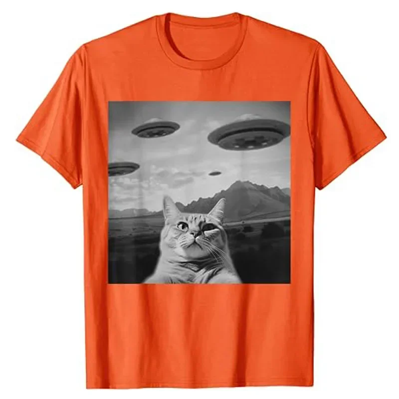 Humor Funny  Lover Graphic Outfits Gifts Alien Cat UFO T-Shirt Cat Selfie with UFOs Alien Extraterrestrial UFO Believer Tee