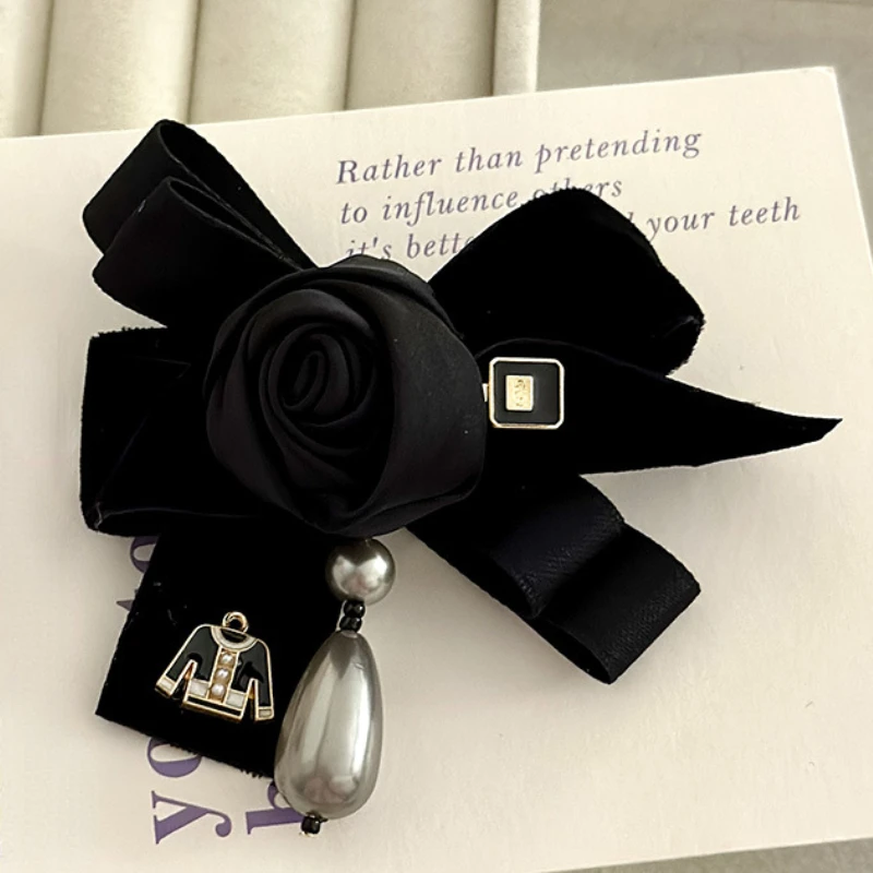Koreanische Fliege-Brosche aus Kamelienstoff, Kristallperlen-Quastennadel, Hemdkragen-Accessoire, elegantes Modeschmuck-Geschenk für Frauen – Detail 6