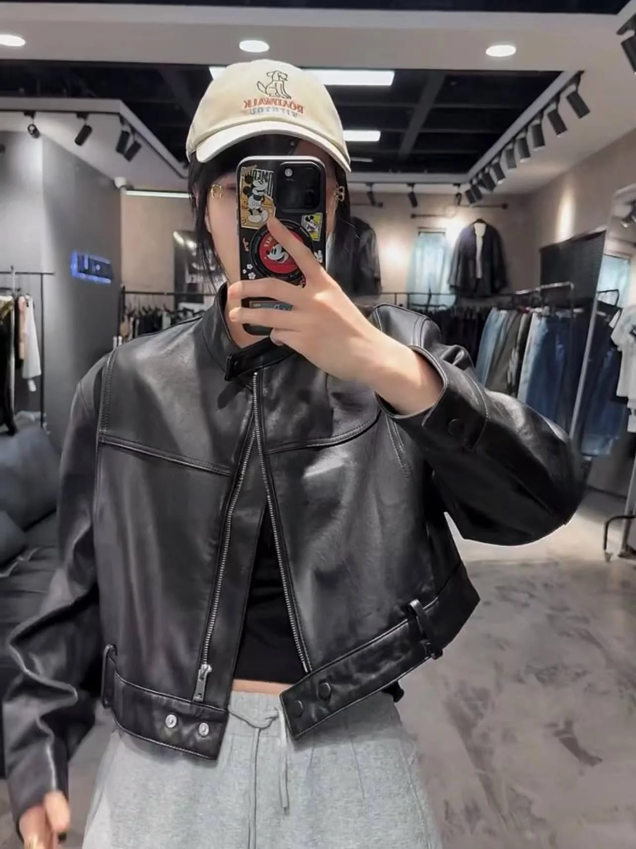 

Женская винтажная кожаная куртка-косуха свободного кроя с воротником-стойкой и длинными рукавами на молнии, коллекция ранняя весна 2026, в гонконгском стиле