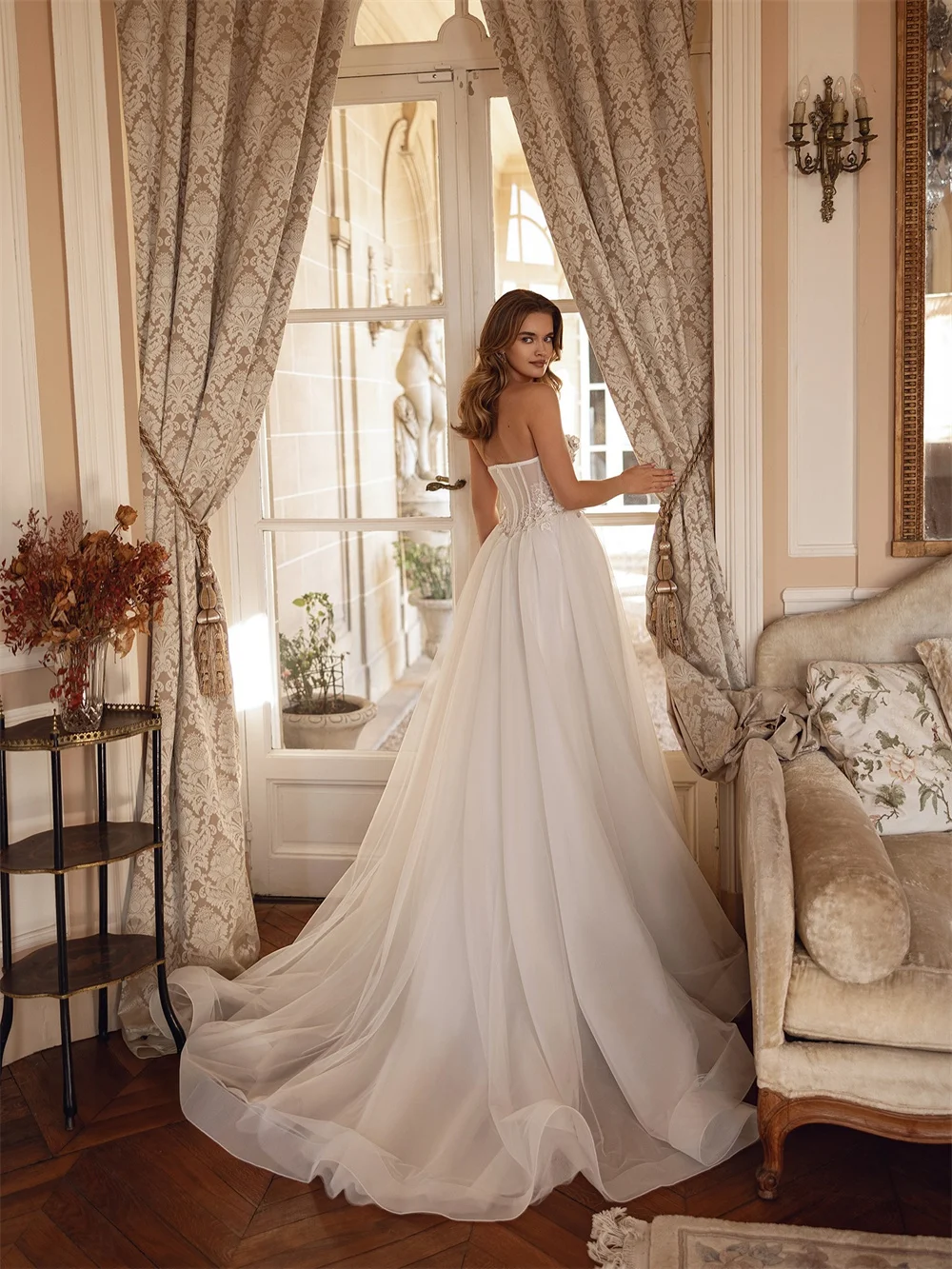 Tokyo Customized White Sweetheart Neck Wedding Dress Zip Back Sleeveless Court Train Bridal Gowns Tulle A-Line Wedding Gowns