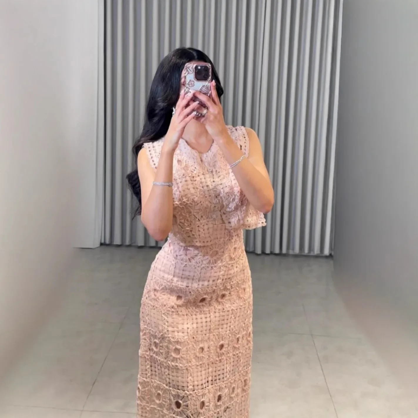 Kleidung Neues ärmelloses Blumen-Jacquard-Spitzenkleid mit hoher Taille im Nahen Osten, einfarbig