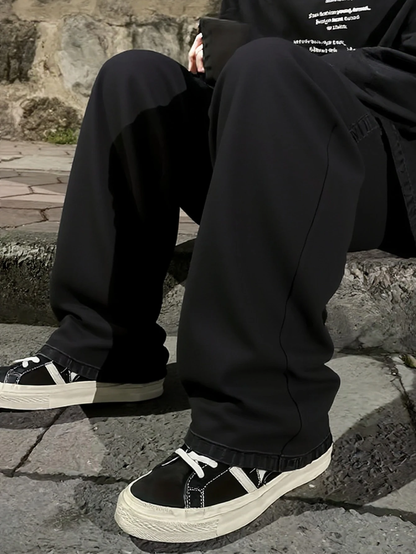 

Men's black wide-leg jeans, loose and flowing, simple and versatile, easily creating street fashion and casual everyday style.