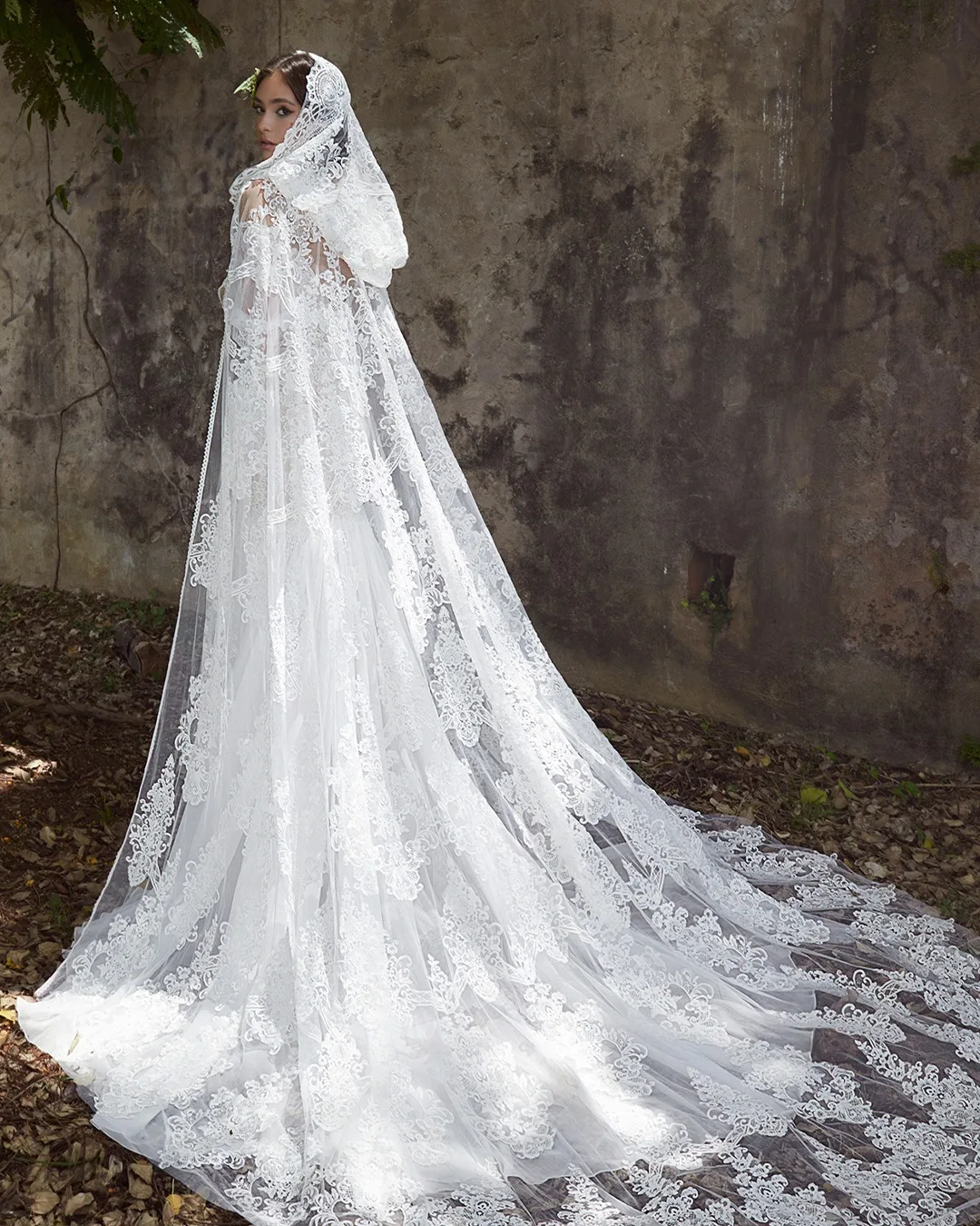 Lily Collins ispirato velo da sposa in pizzo con cappuccio 2024 cappella mantello lungo completamente in pizzo mantello vittoriano britannico occidentale Cover Up