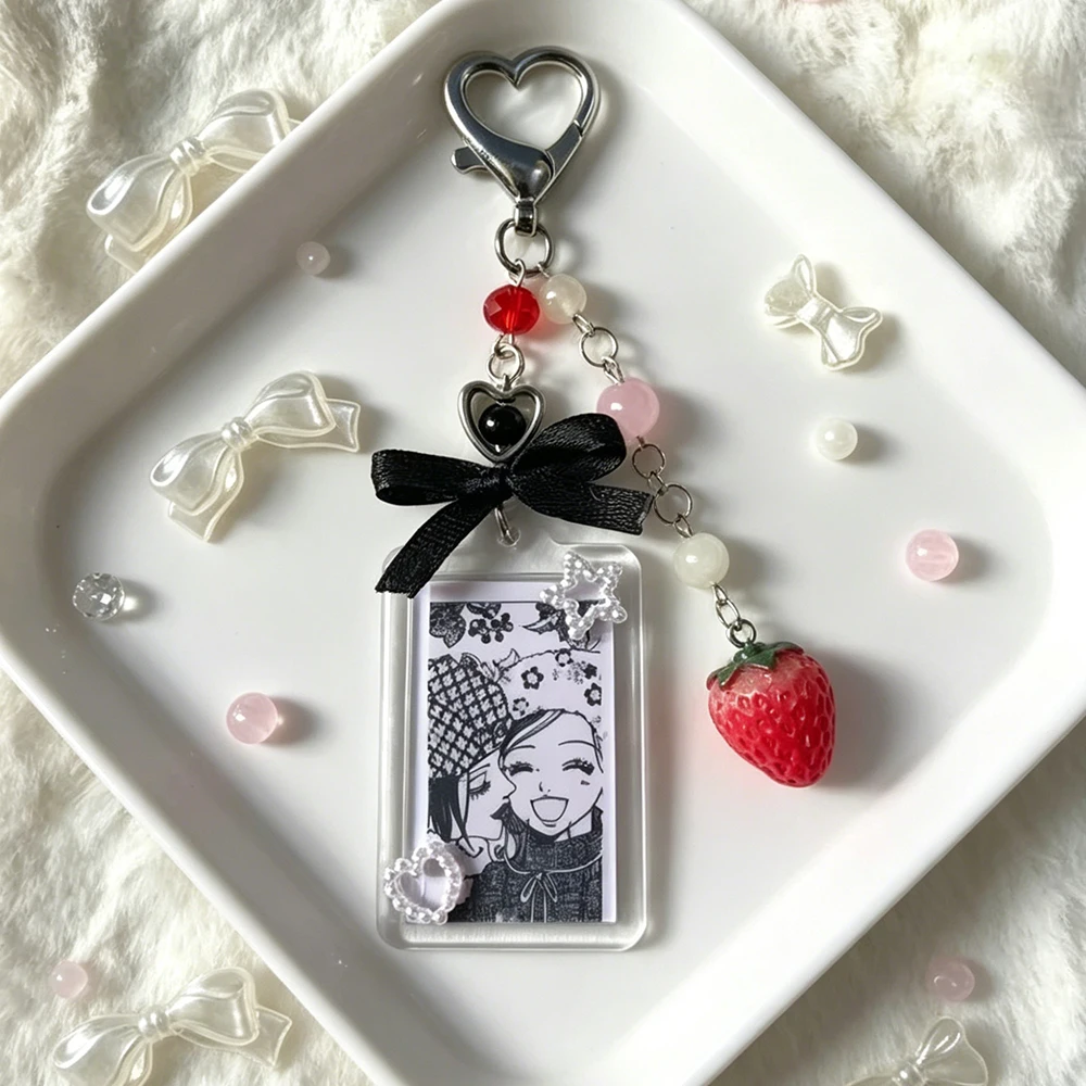 Y2K Coquette NANA Manga Fotokarten-Schlüsselanhänger Handgefertigte Schwarze Schleife Perlenkette Herz-Verschluss Erdbeer-Charm Taschenanhänger Anime-Geschenk
