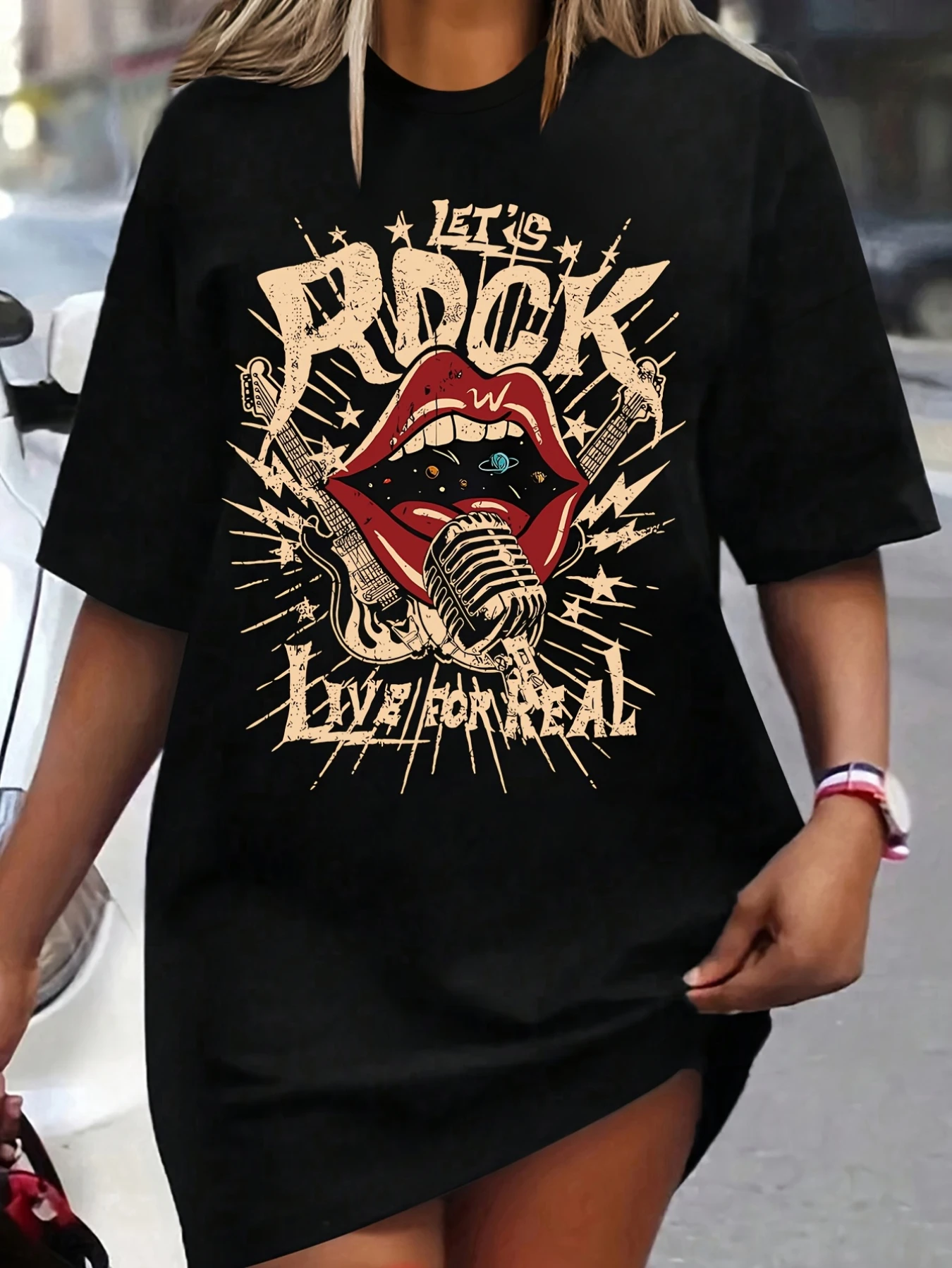 Rock-Grafik-T-Shirt für Damen in Übergröße – „Let's Live for Real“-Design, schwarzes, lässiges Sommer-T-Shirt mit roten Lippen und Mikrofon