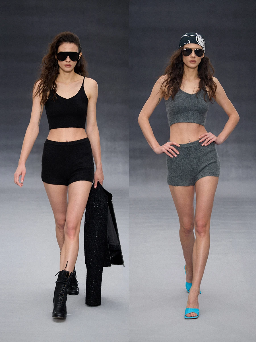 

Мягкий, приятный для кожи комплект из двух предметов из шерстяного трикотажа серии Randpiee Touch: удобный топ с V-образным вырезом и брюки.