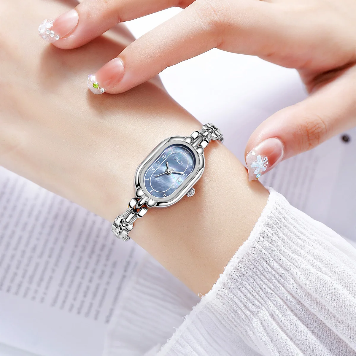 Vintage Bracelet Watch Women Retro Gold Wristwatch Oval Light Luxury Artistic Waterproof Ladies Fashion Quartz Clock Watches