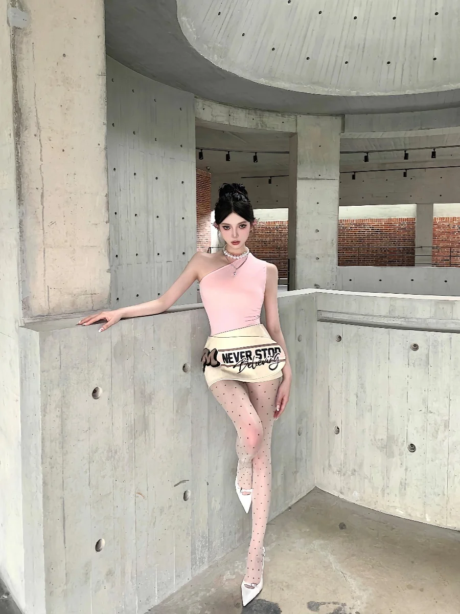 

Комплект из двух предметов: топ с асимметричным вырезом и юбка с принтом в стиле Street Sle Spicy Girl, розовый, летняя модная женская одежда