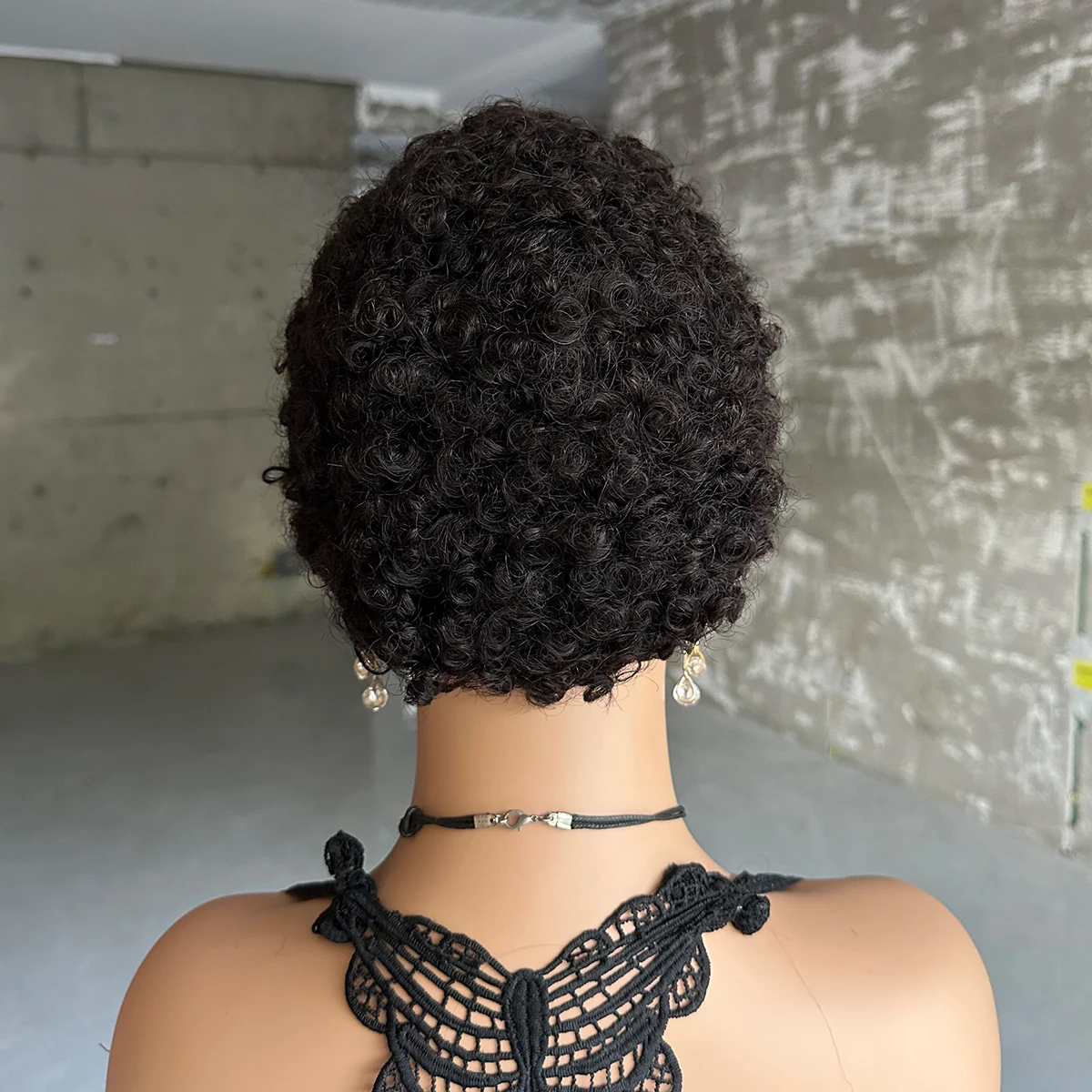 Perruque de cheveux humains bouclés crépus noirs naturels avec frange, coupe courte, entièrement fabriquée à la machine