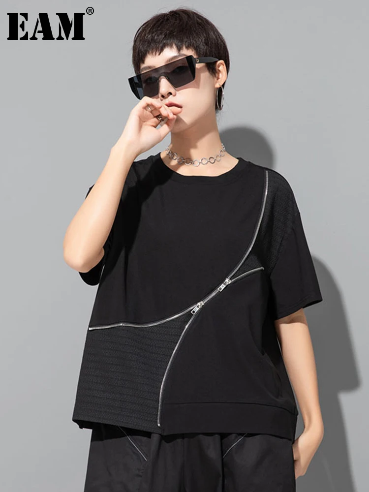 

[EAM] Women Black Irregular Zipper Big Size Casual T-shirt New Round Neck Short Sleeve Fashion Tide Spring Summer 2024 1DF6526