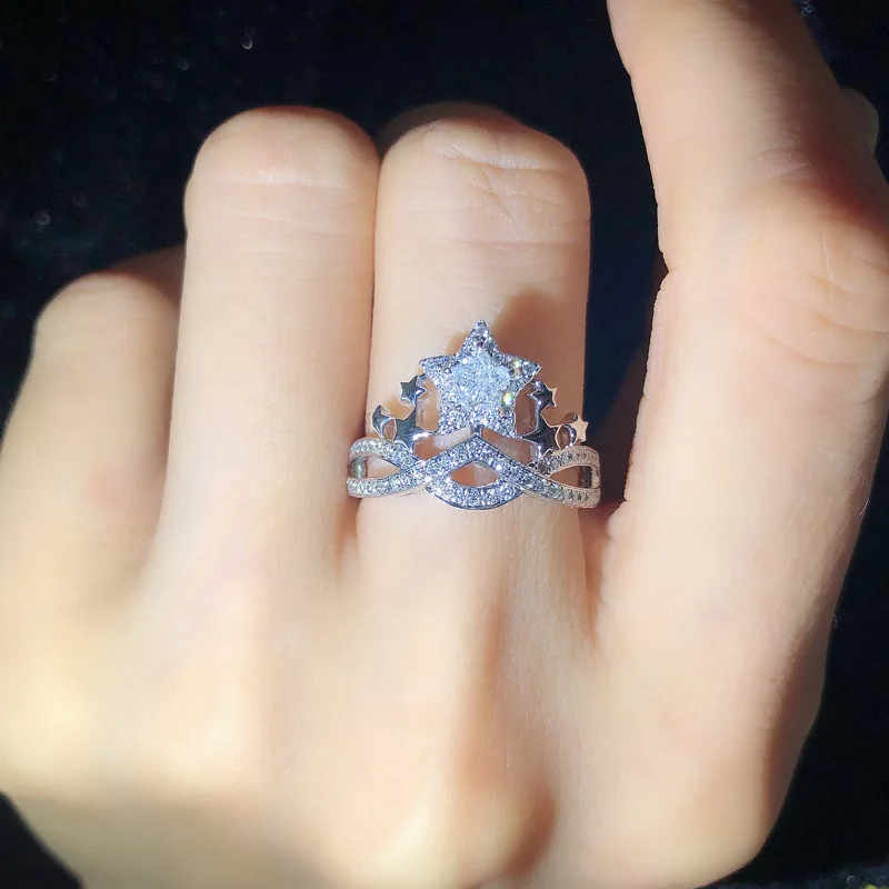 A five pointed star designed hollow ring, fashionable and personalized, suitable for engagement, marriage and daily life- no box
