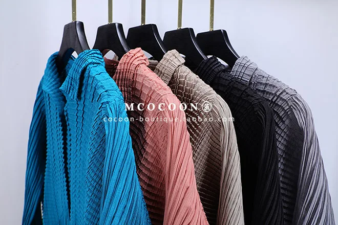Miyake Plissierter Einreihiger Hemdmantel mit Stehkragen, Langarm-Cardigan, Designer-Luxuskleidung – Detail 3