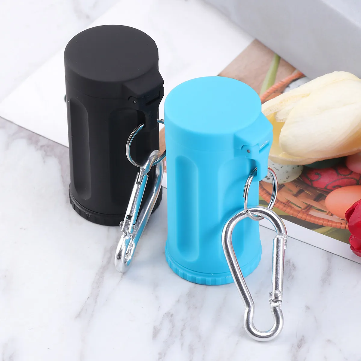 

Portable Candy Color Mini Ashtray Outdoor Pocket Flame-retardant Ashtray with Lid Key Chain Accessories (Blue)
