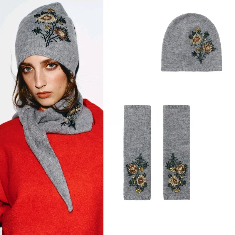 

Вязаная шапка без манжет с вышивкой бисером и цветами 023256, Вязаный шарф 023257, Варежки без пальцев 023258, Модный комплект из трех предметов