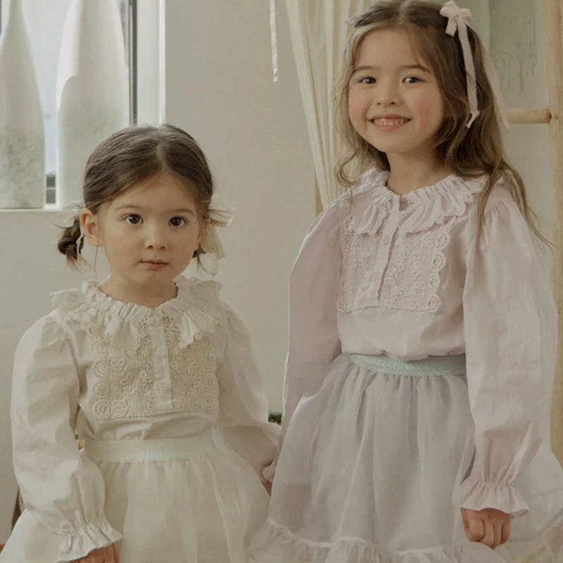 

Рубашка для маленьких девочек, корейская новая осенняя рубашка с воротником Питера Пэна и длинными рукавами для маленьких девочек, однотонная рубашка с кружевной отделкой для девочек от 1 до 6 лет