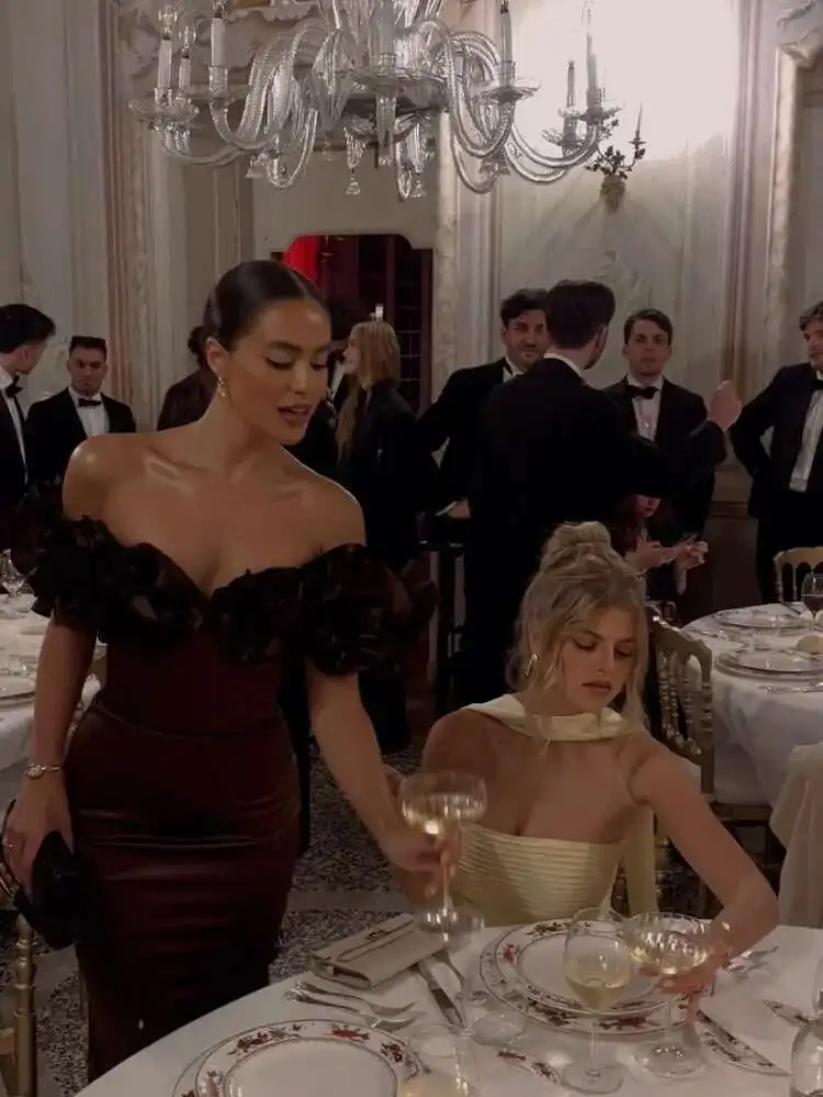 فستان ماكسي أنيق بدون حمالات بدون ظهر للنساء موضة مع وشاح من الساتان المرقعة مطوي رداء طويل 2025 ملابس حفلات الشارع الجديدة