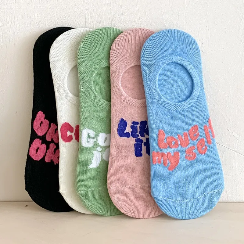 5 أزواج من جوارب القارب النسائية ذات الحروف الملونة الدوبامين ذات الفم الضحل ماصة للعرق جوارب صيفية رفيعة وبسيطة قابلة للتنفس 2026