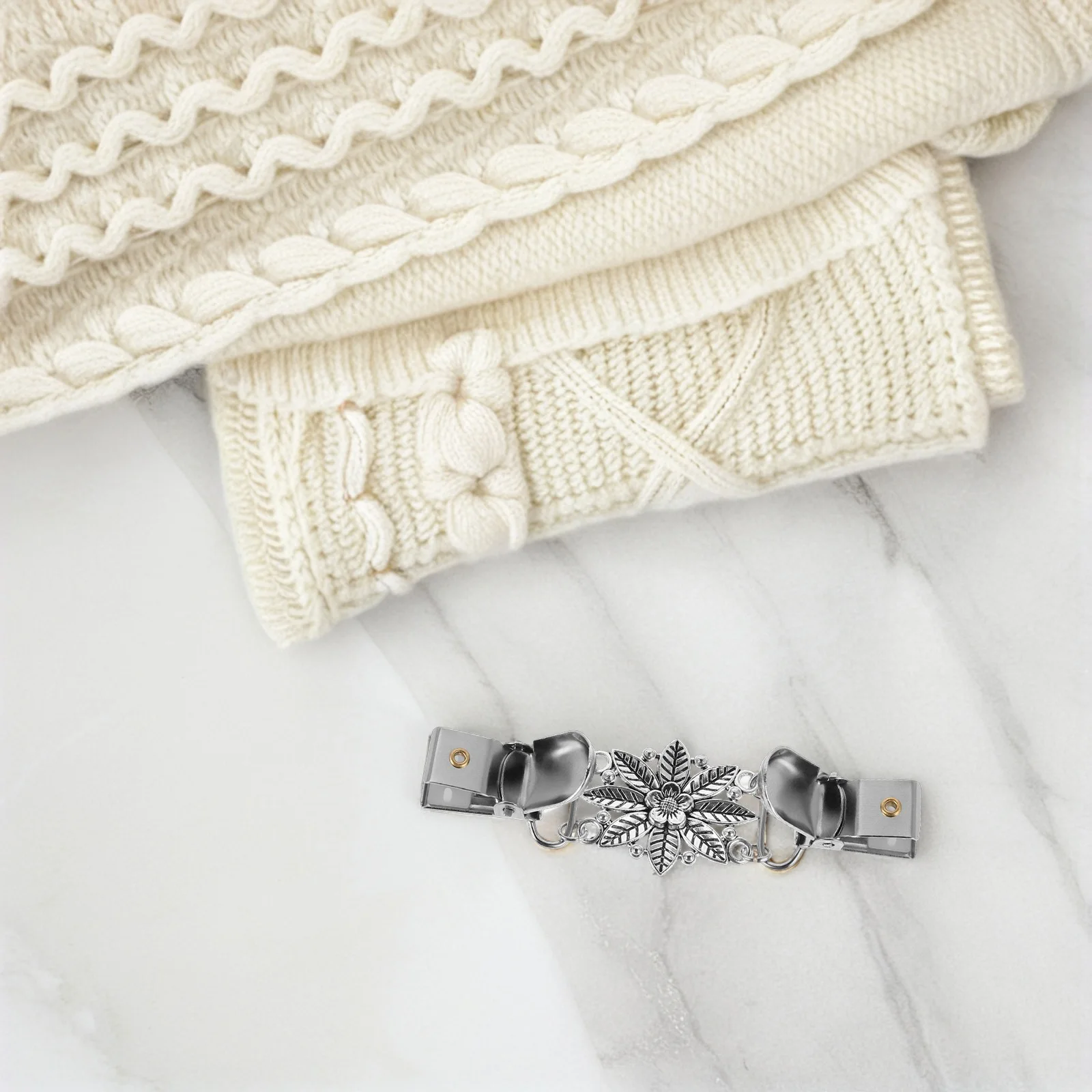 

2Pcs Women's Clothing Accessories Vintage Scarf Clip Set Floral Zinc Alloy Brooch Clips for Dresses Shirts Sweaters Elegant