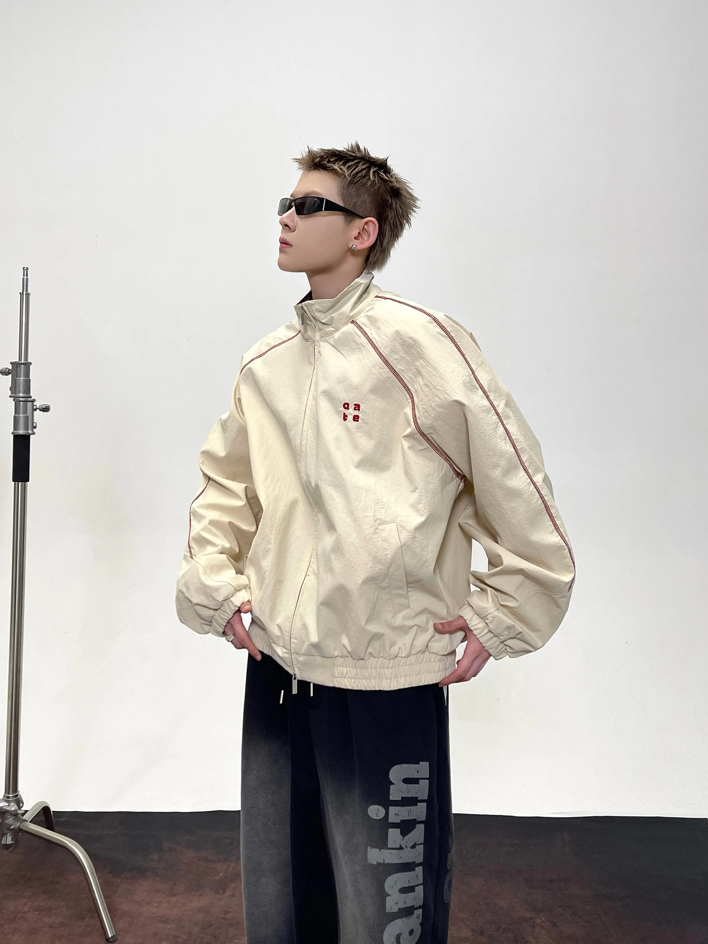 

Мужская осенняя новинка: повседневная куртка свободного кроя с вышивкой, воротником-стойкой и вставками на плечах, от бренда EAT Simple.