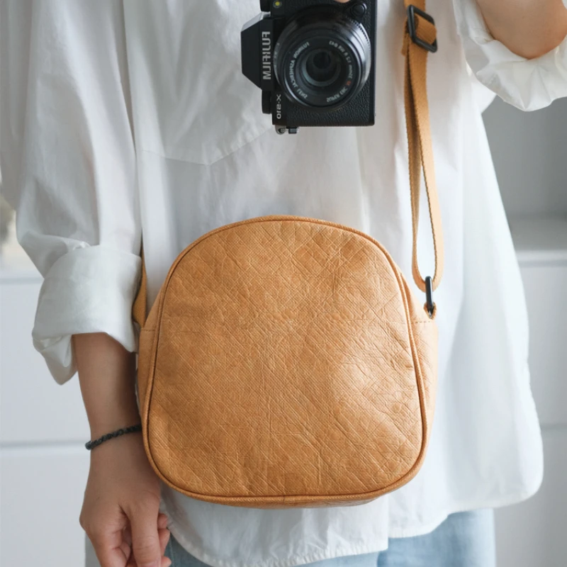 กระดาษคราฟท์กระเป๋าสะพายไหล่วินเทจกันน้ำสีทึบกระเป๋า Crossbody เป็นมิตรกับสิ่งแวดล้อมเทรนด์ทุกเพศกระเป๋าวงกลมแบบลำลอง