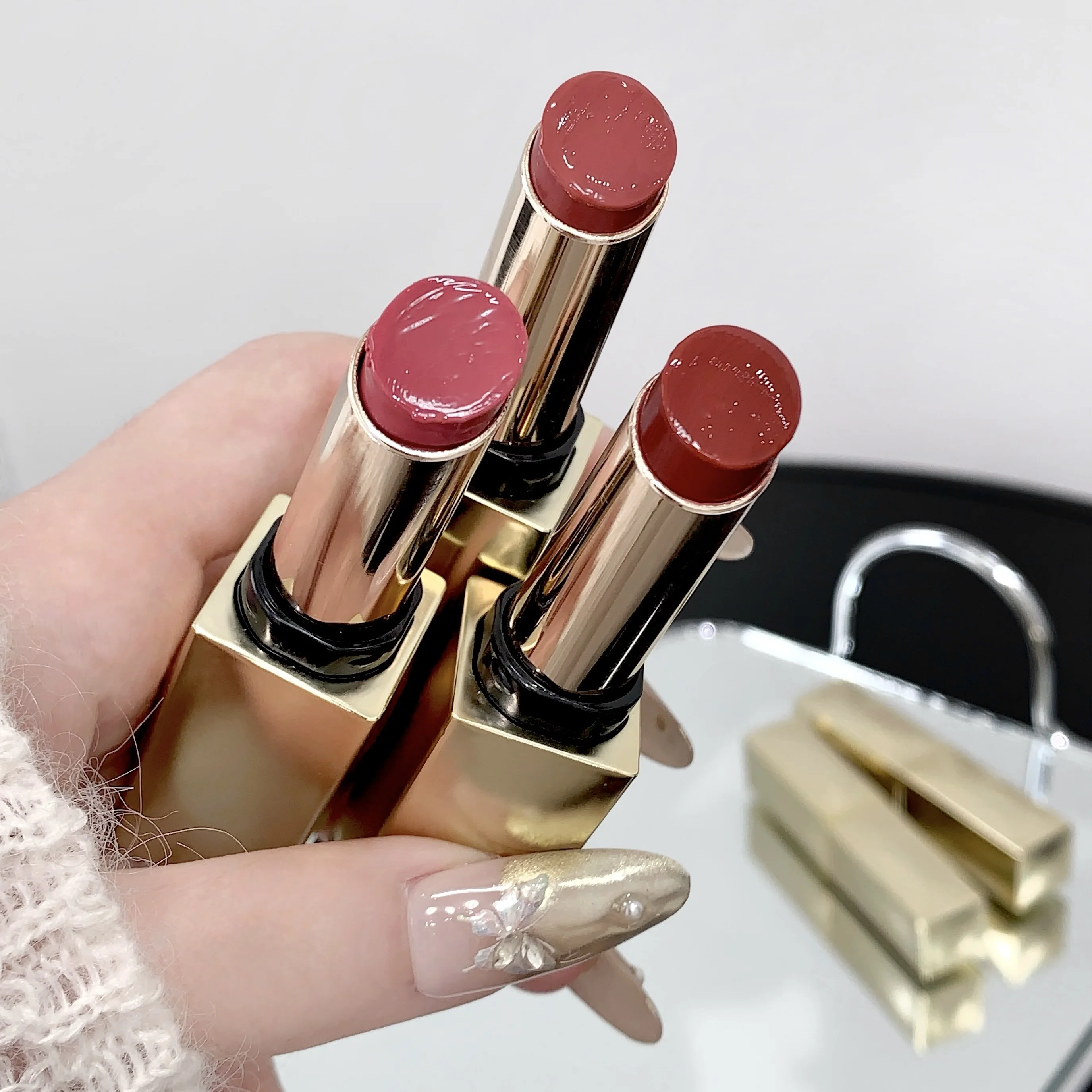 ลิปกลอส SHAQINUO เนื้อเนียนนุ่ม สีทองหรูหรา ให้ความชุ่มชื้น ติดทนนาน ไม่ติดแก้ว