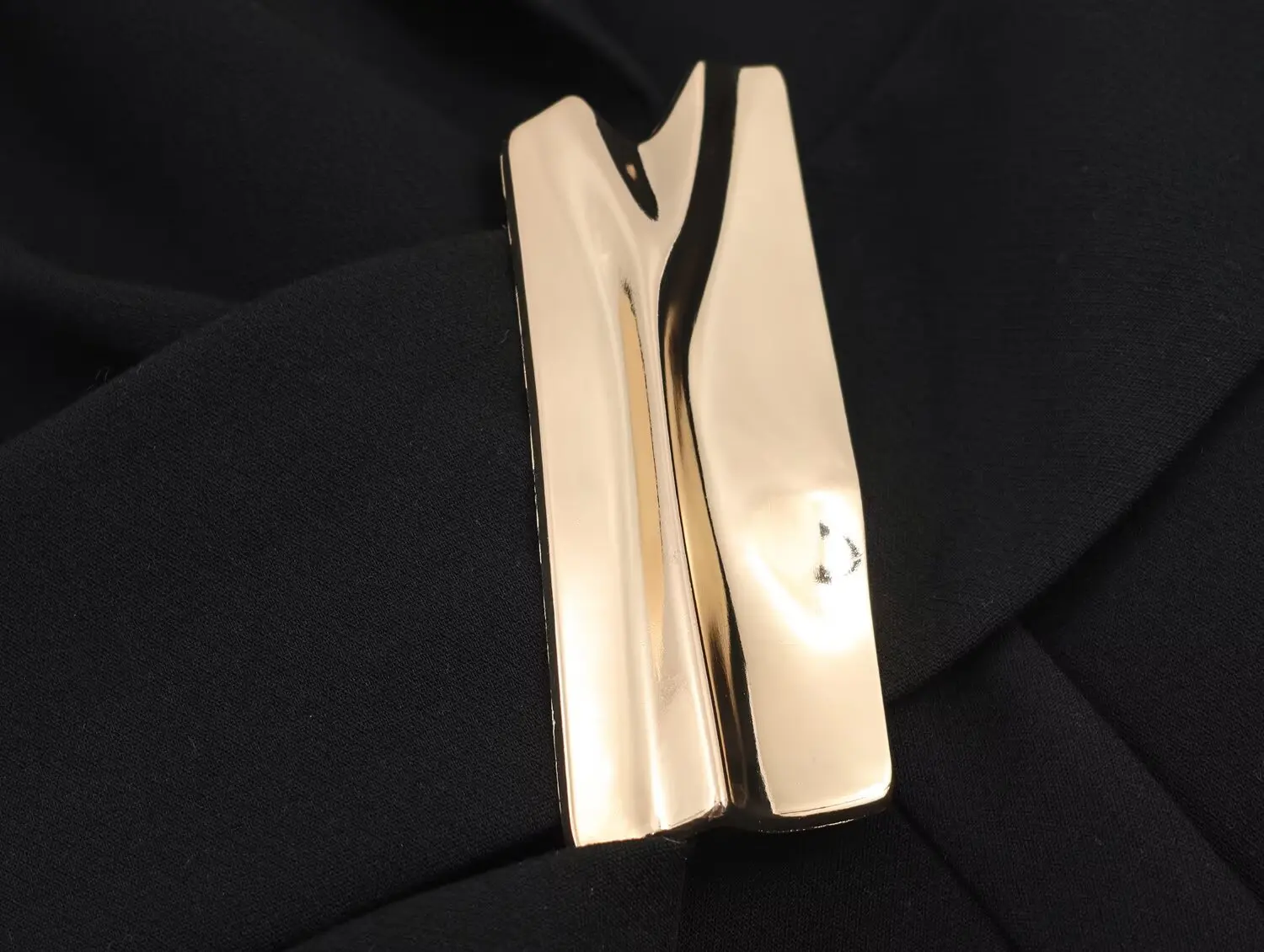 سترة KONDALA النسائية الأنيقة غير المتكافئة سترة عشاء غير رسمية بإبزيم وزر سترة موضة خريف 2025 سترة بسيطة ضيقة للسيدات