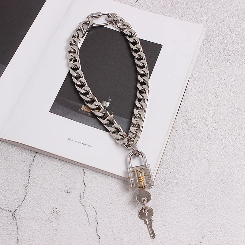 [EAM]  Women Big Chain Key Decoration Cool Buckle Metal Necklace New Temperament Fashion All-match Spring Autumn 2024 1A139