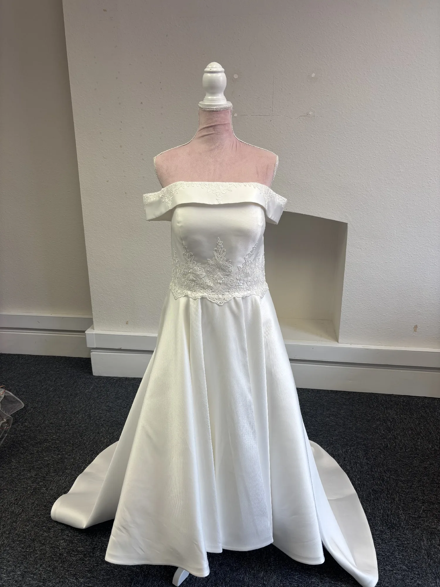 2026 Customized Exquisite Wedding Dress With One Shoulder Satin Lace Pattern Decoration Large Skirt With Tail Vestidos De Novia