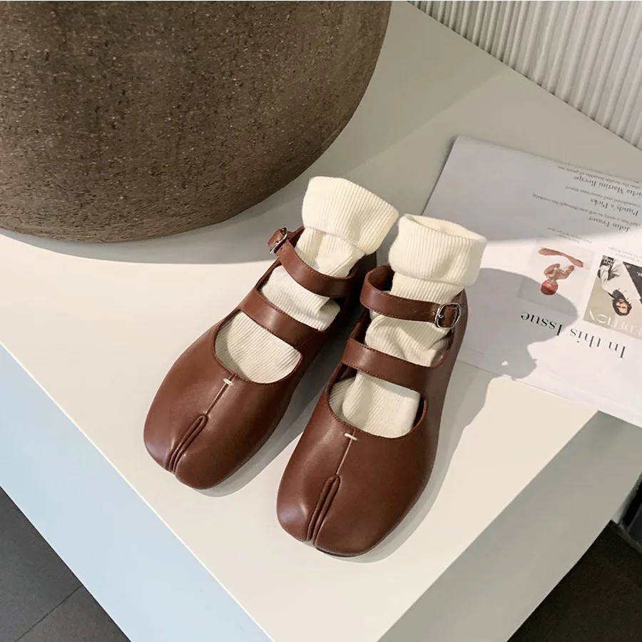 

Designer Split Toe Flats Shoes Buckle Strap Women Comfort Bottom Ballerina Shoes Soft Leather Solid Outdoor loafers shoes